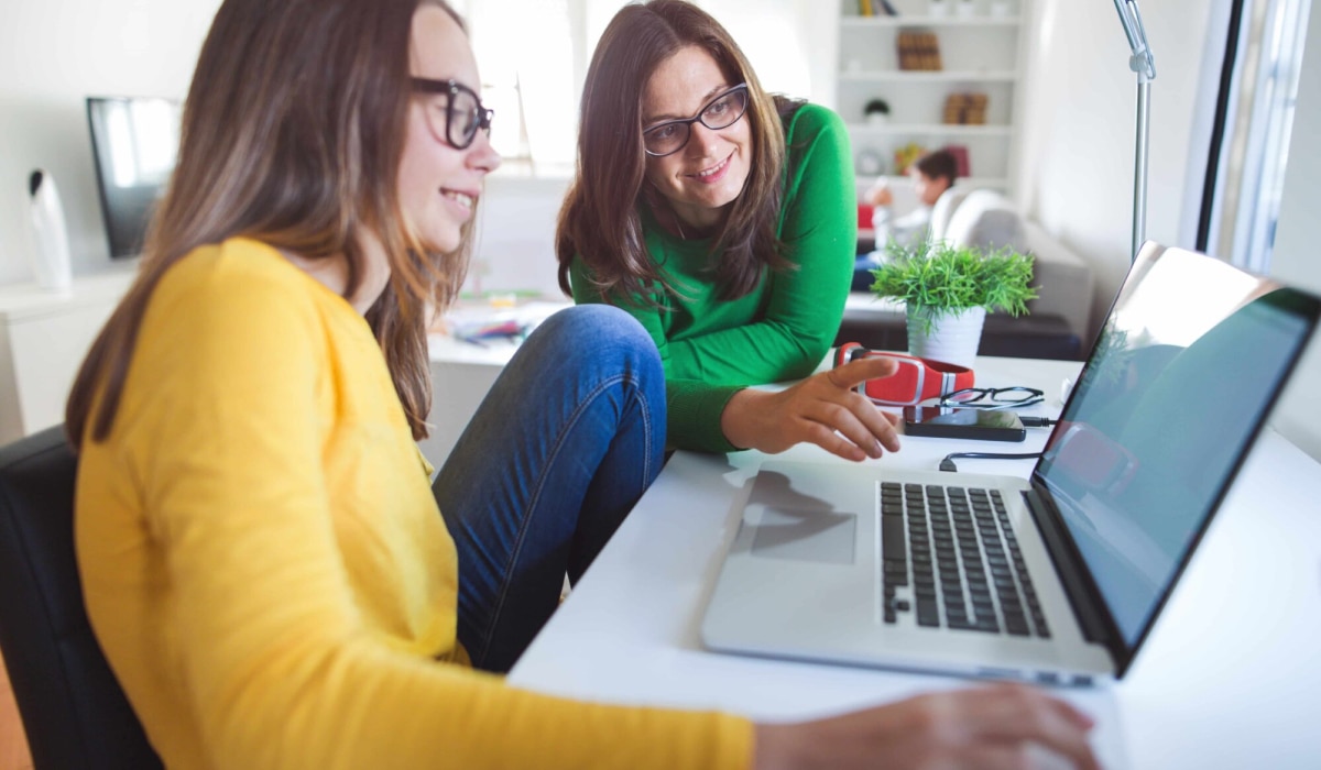 mère et fille qui font des recherches internet