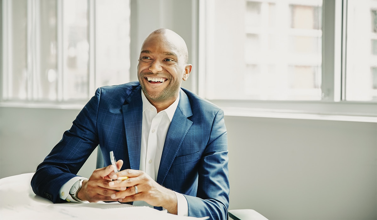 Homme d'affaire en conversation à son bureau
